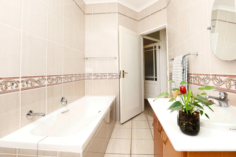 3 Bedroom Property for Sale in Van Riebeeckshof Western Cape